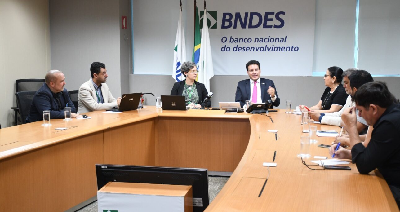 Felipe Camarão discute com BNDES possibilidades de investimentos para implantação de fábrica de colheitadeiras no Maranhão
