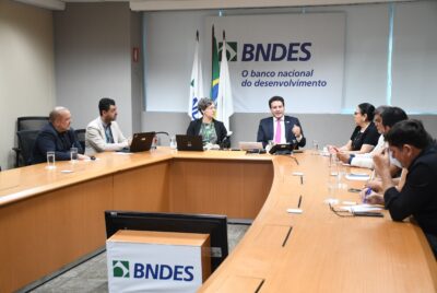 Felipe Camarão discute com BNDES possibilidades de investimentos para implantação de fábrica de colheitadeiras no Maranhão