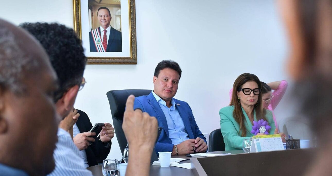 Vice-governador Felipe Camarão comanda reunião com órgãos de governo e representantes de famílias atingidas por conflito agrário, em São Benedito do Rio Preto