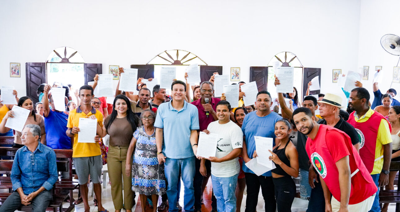 Felipe Camarão participa da assinatura de contratos para construção de 45 moradias do MCMV, no Quilombo Burgos, em Axixá