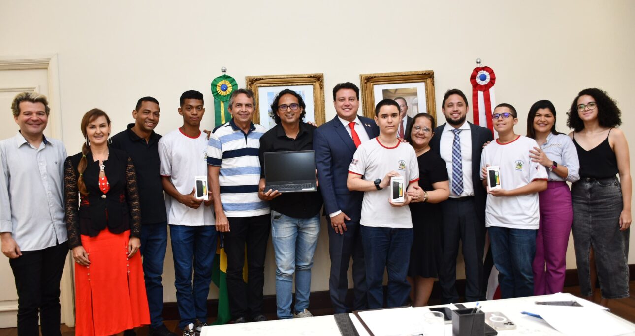 Felipe Camarão recebe estudantes do Núcleo Joãozinho Trinta, no Palácio dos Leões
