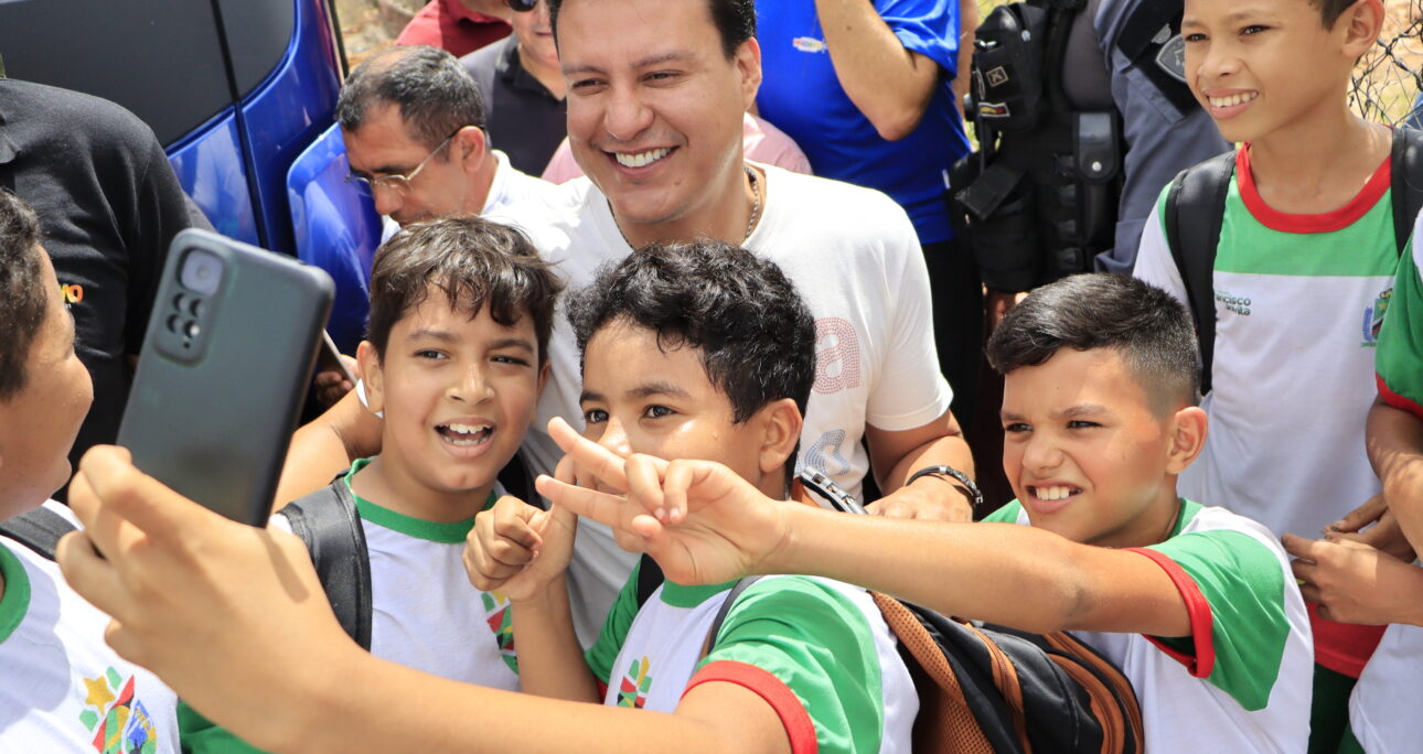 Felipe Camarão entrega escola nova construída e realiza sonho de estudantes e professores, no município de Esperantinópolis