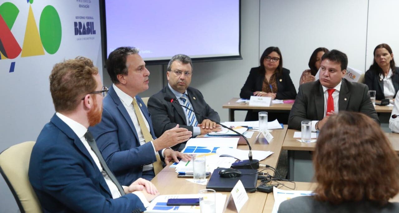Felipe Camarão participa de reunião com o ministro Camilo Santana, em Brasília