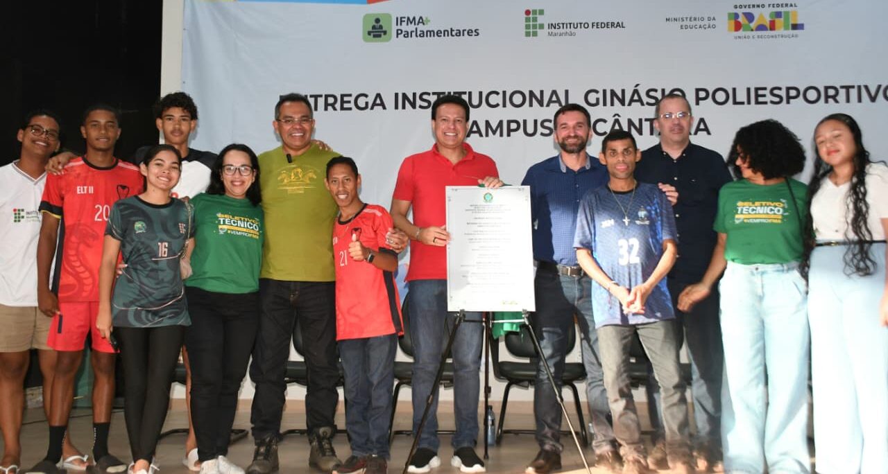 Felipe Camarão participa de entrega de quadra reformada no IFMA e caminhões para comunidades quilombolas, em Alcântara