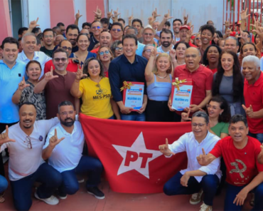 Felipe Camarão recebe simbolicamente propostas para Plano de Governo construído de forma coletiva durante ato na sede do PT, em São Luís