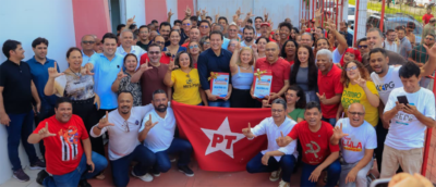 Felipe Camarão recebe simbolicamente propostas para Plano de Governo construído de forma coletiva durante ato na sede do PT, em São Luís