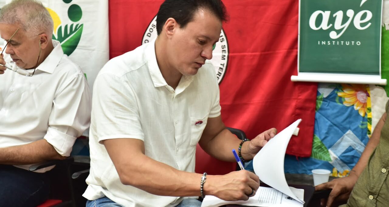 Felipe Camarão assina carta compromisso da Rede de Agroecologia do Maranhão e recebe diretrizes para a construção do seu plano de governo