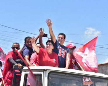 Felipe Camarão inaugura comitê em Barreirinhas e segue Rota do 13 nos Lençóis e no Baixo Parnaíba