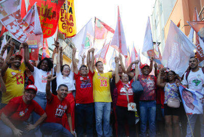 Camarão faz Caminhada da Virada na Rua Grande após domínio no debate da TV Mirante