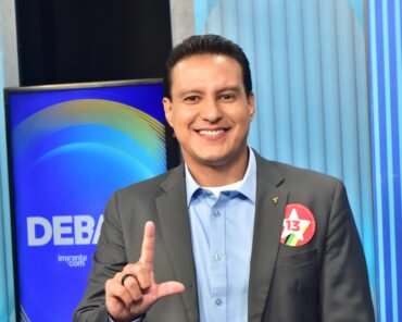 Felipe Camarão mostra melhor biografia e apresenta propostas durante debate