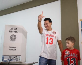 Felipe Camarão vota com família e correligionários